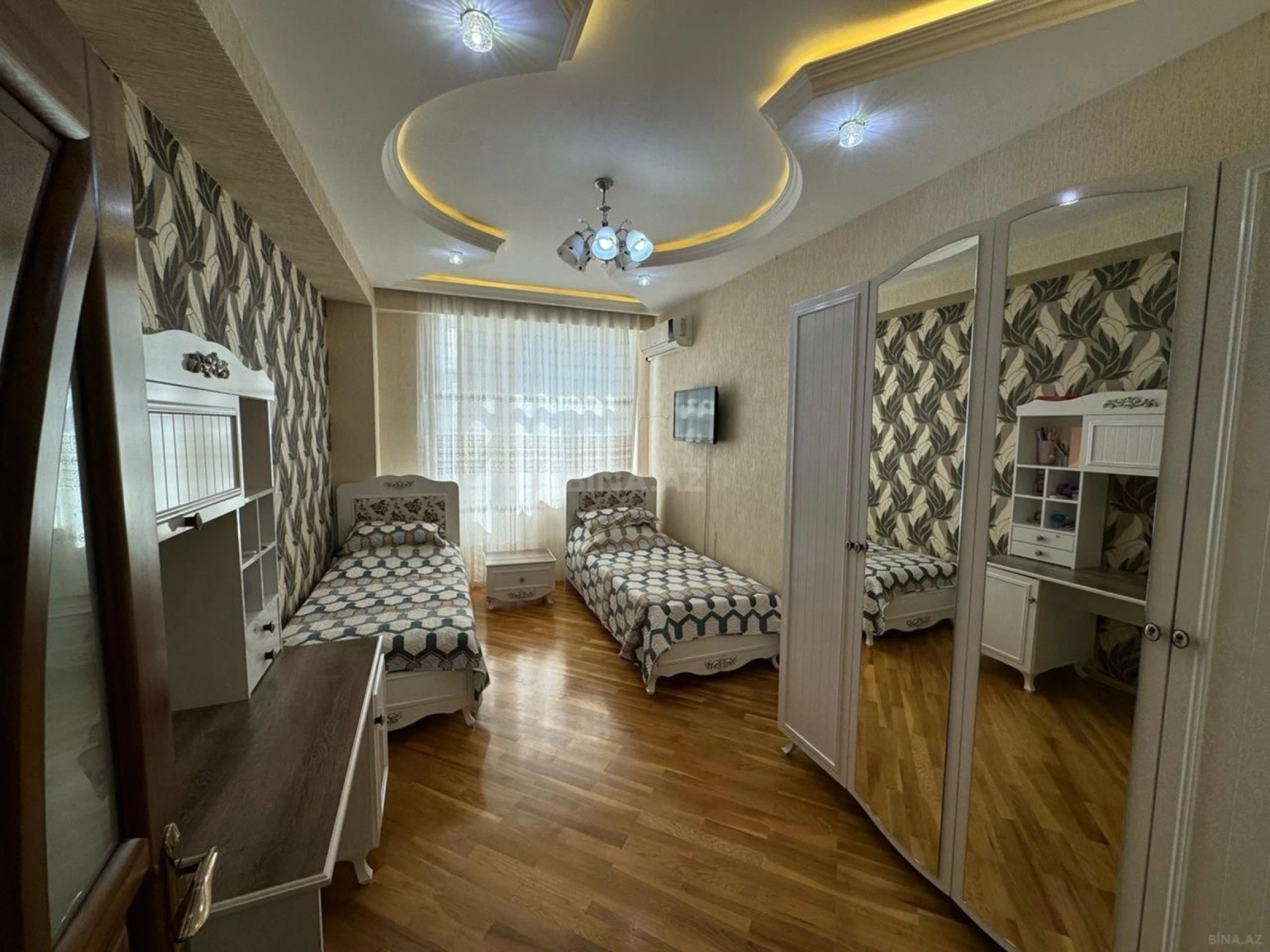 Satılır 3 otaqlı mənzil 140 m²
