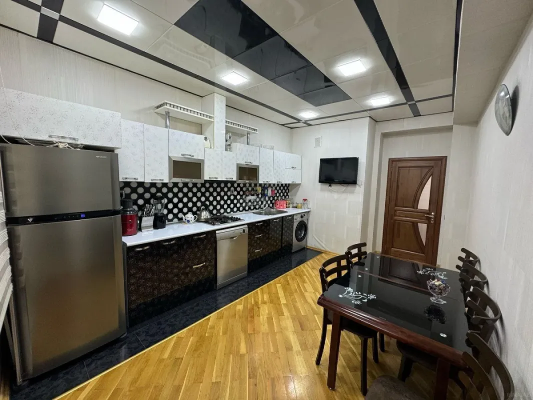 Satılır 3 otaqlı mənzil 140 m²