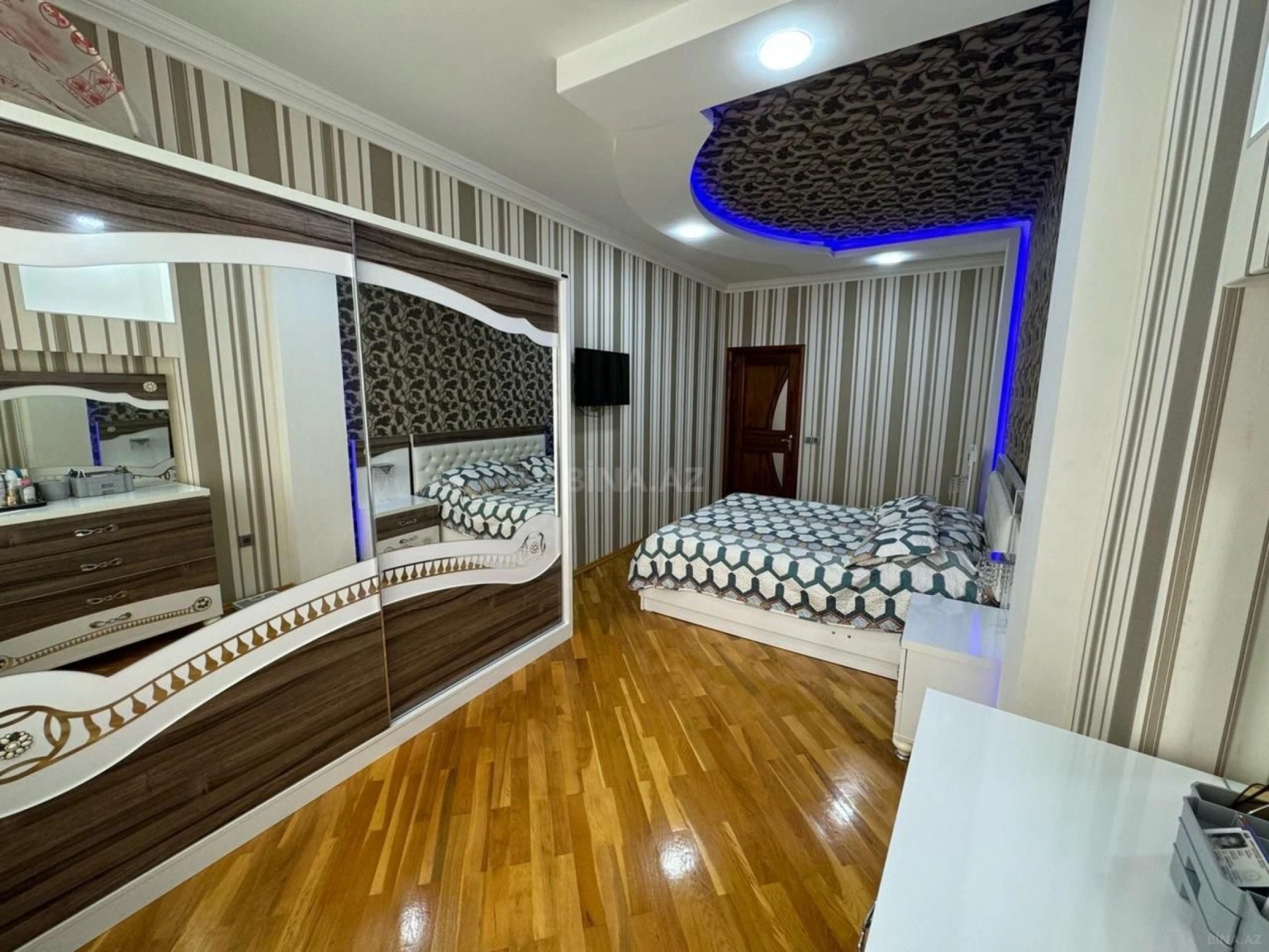 Satılır 3 otaqlı mənzil 140 m²