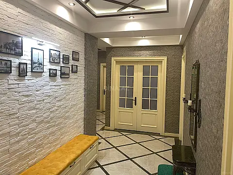 Satılır 4 otaqlı mənzil 145 m²