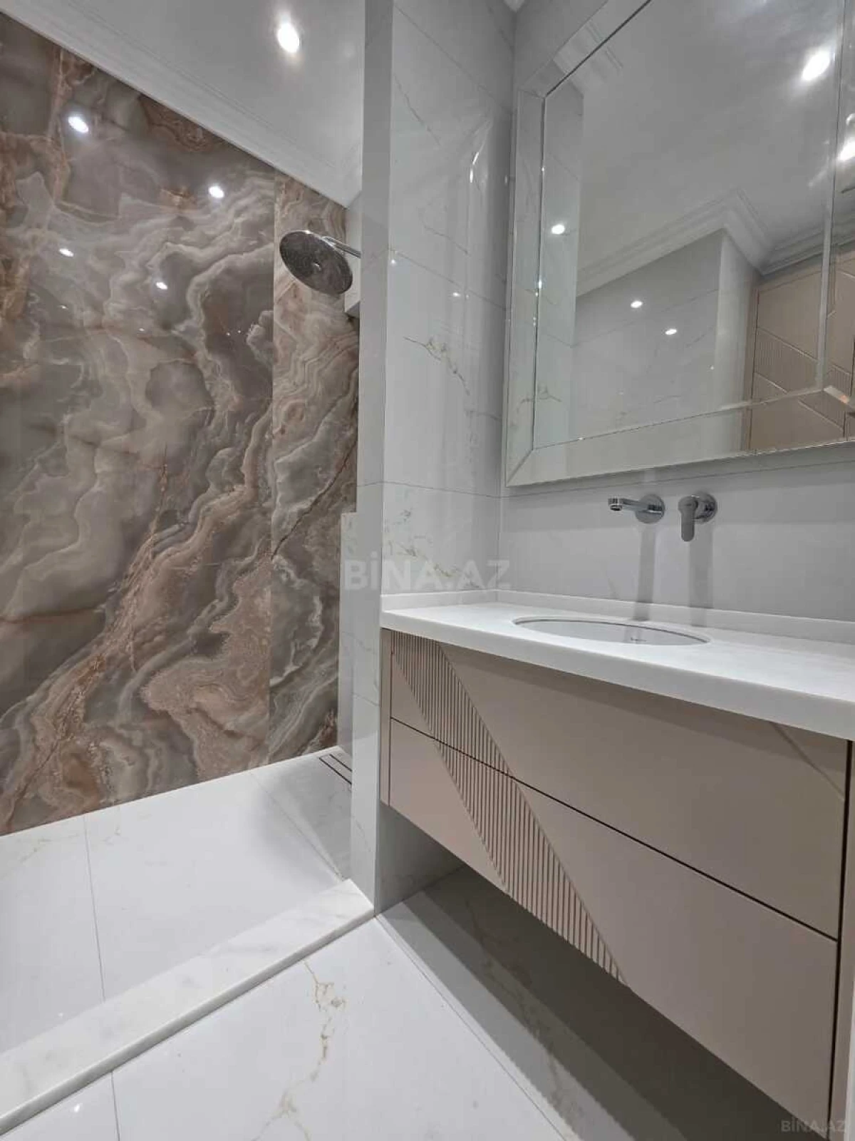 Kirayə verilir 3 otaqlı mənzil 140 m²