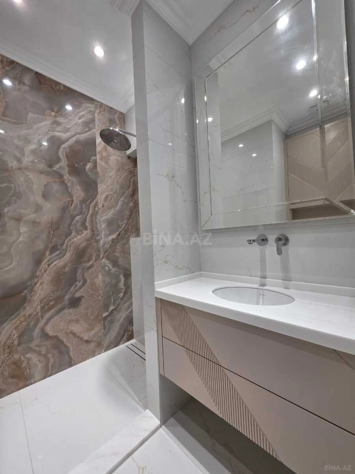 Kirayə verilir 3 otaqlı mənzil 140 m²