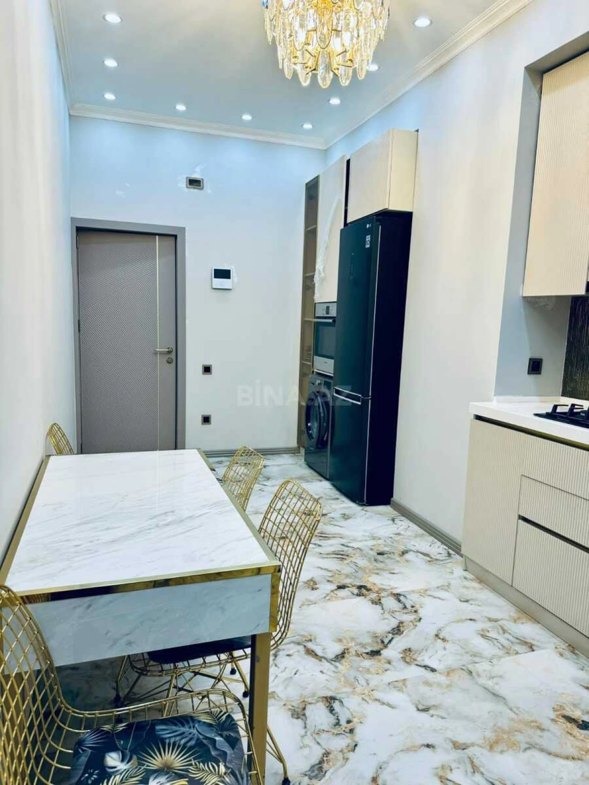 Kirayə verilir 4 otaqlı mənzil 144 m²