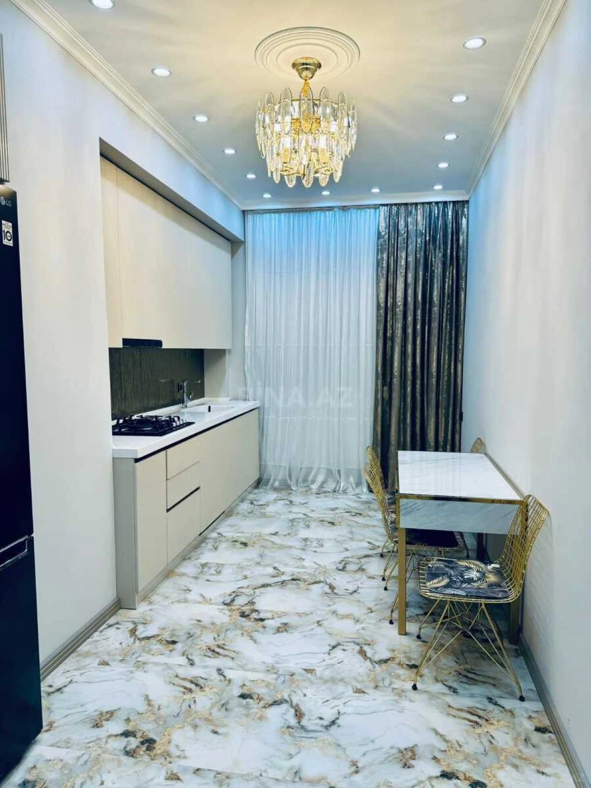 Kirayə verilir 4 otaqlı mənzil 144 m²