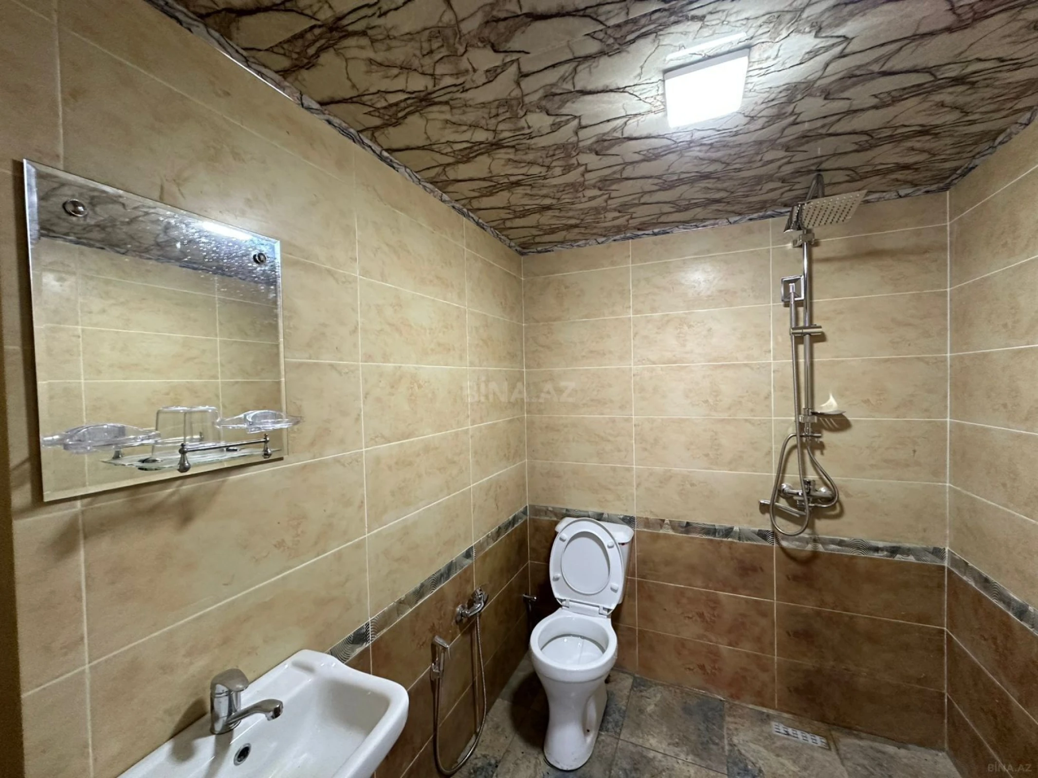 Satılır 4 otaqlı həyət evi 240 m²