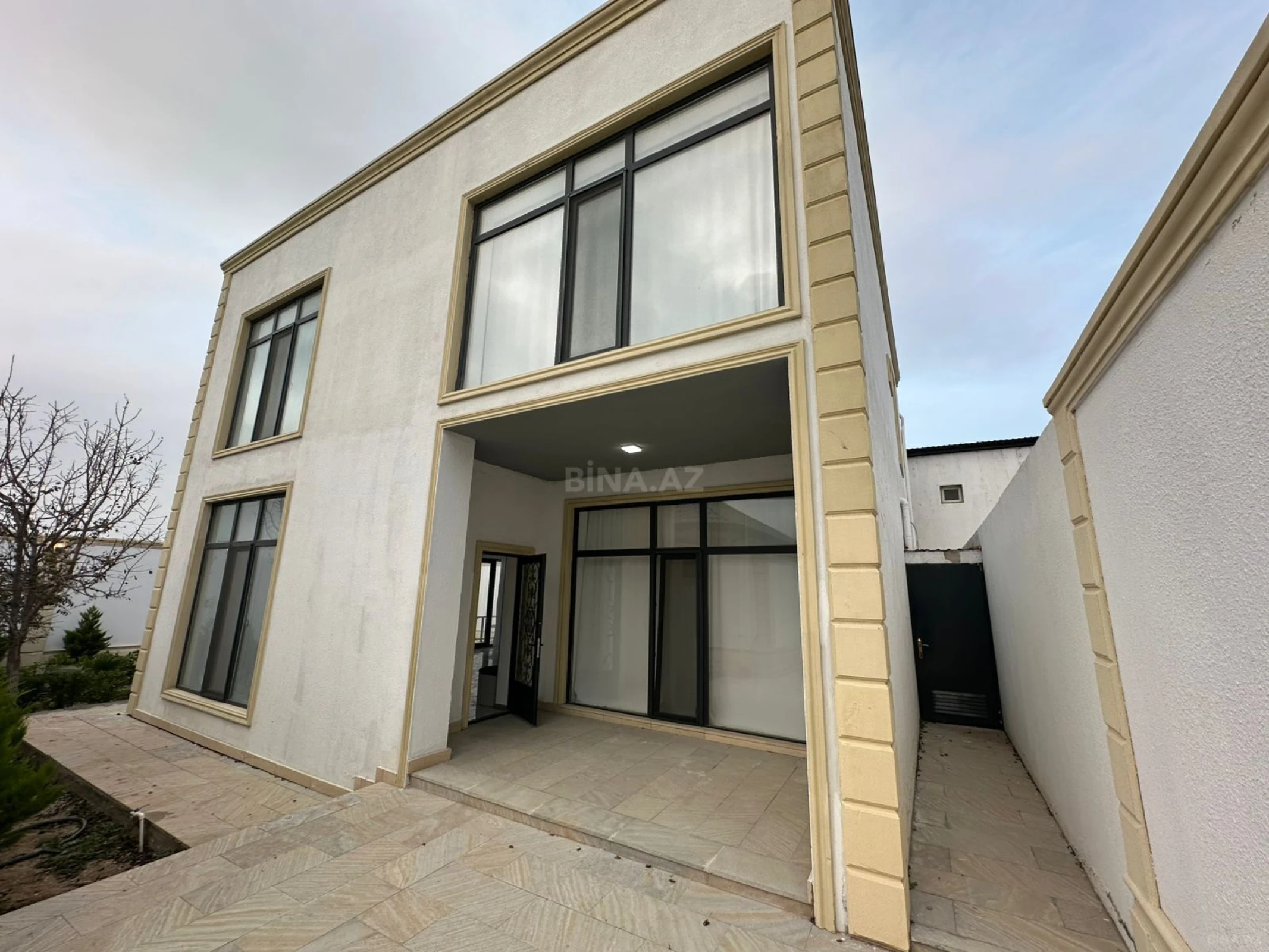 Satılır 4 otaqlı həyət evi 240 m²