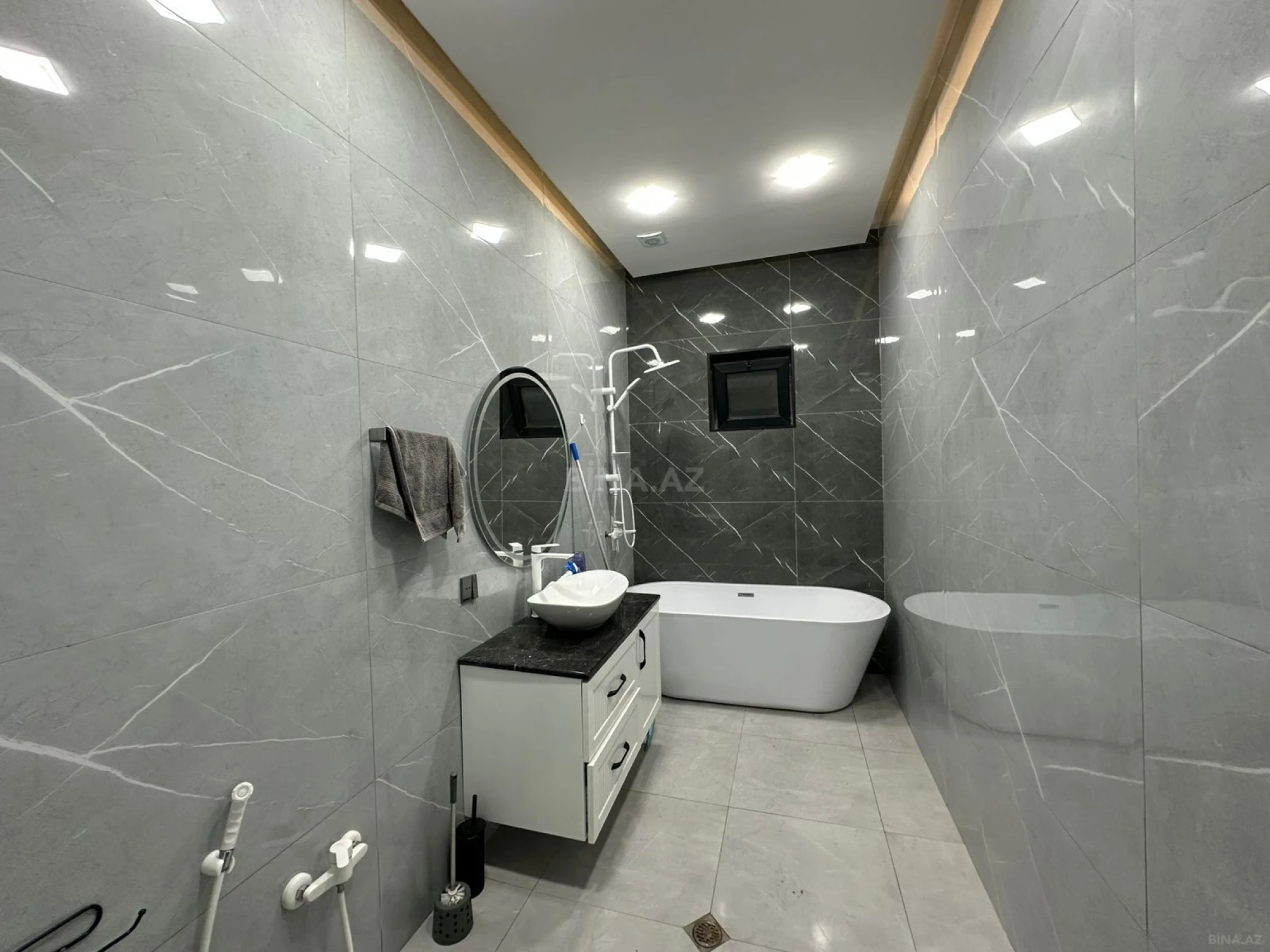 Satılır 4 otaqlı həyət evi 240 m²