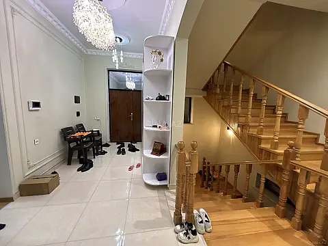 Satılır 6 otaqlı həyət evi 450 m²
