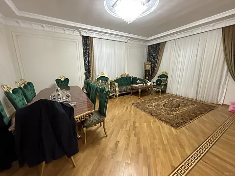 Satılır 6 otaqlı həyət evi 450 m²