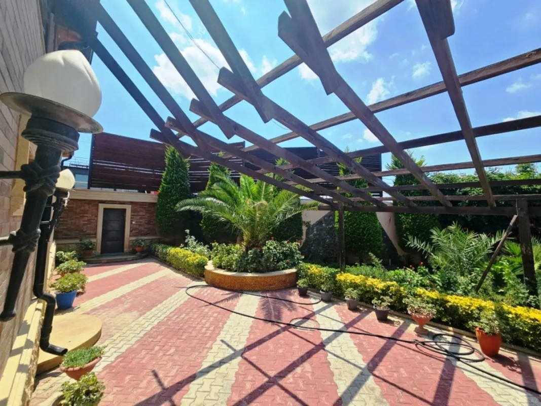 Satılır 5 otaqlı həyət evi 400 m²