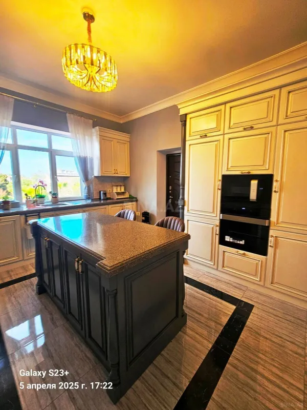 Satılır 5 otaqlı həyət evi 400 m²