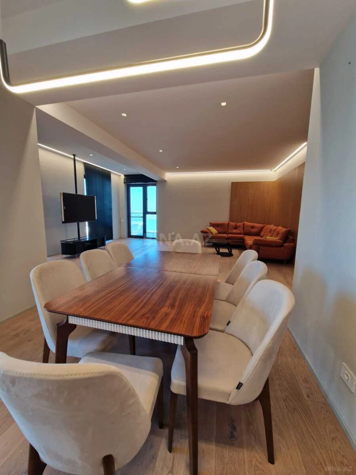 Kirayə verilir 3 otaqlı mənzil 180 m²