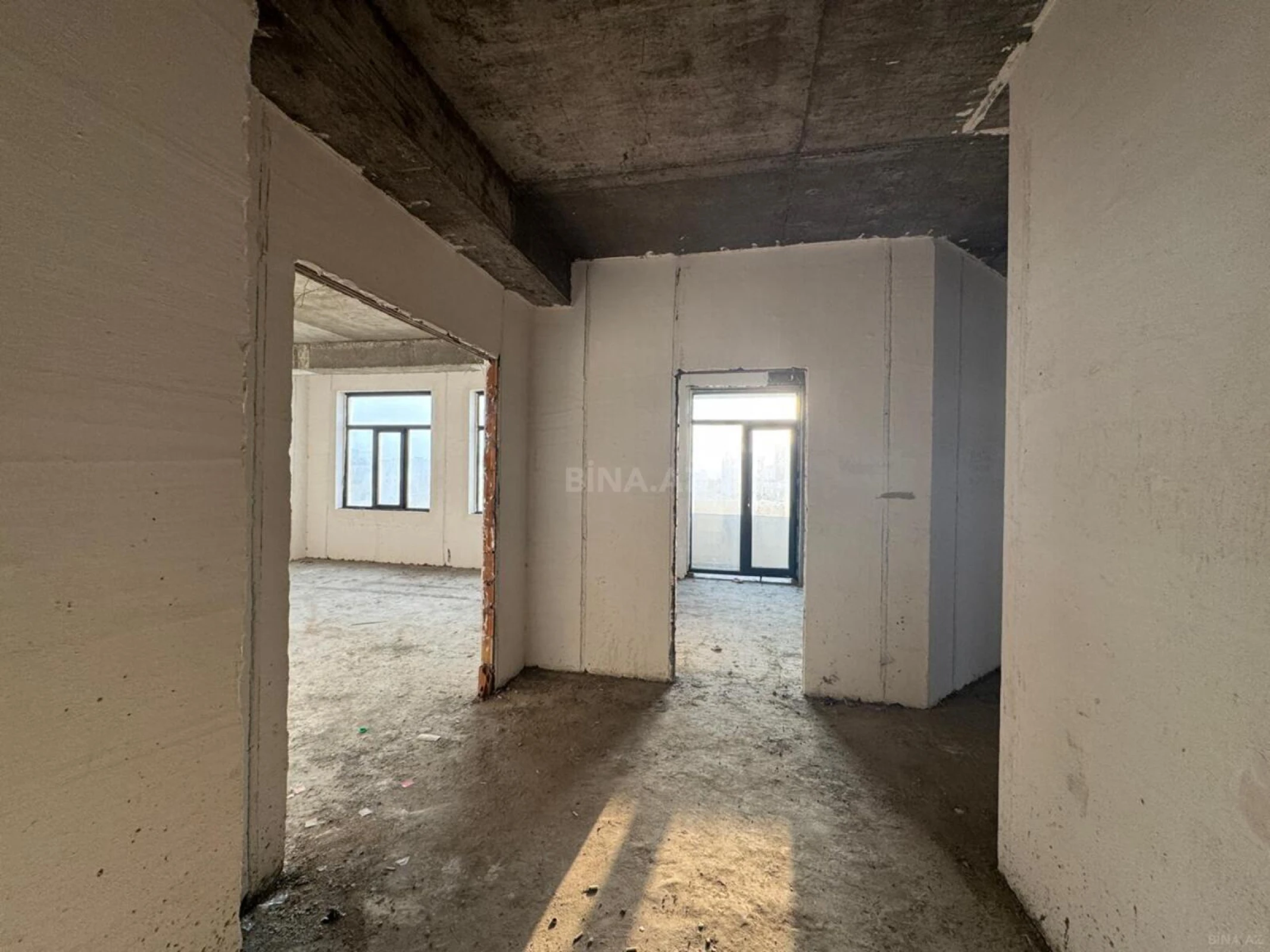 Satılır 4 otaqlı mənzil 146 m²