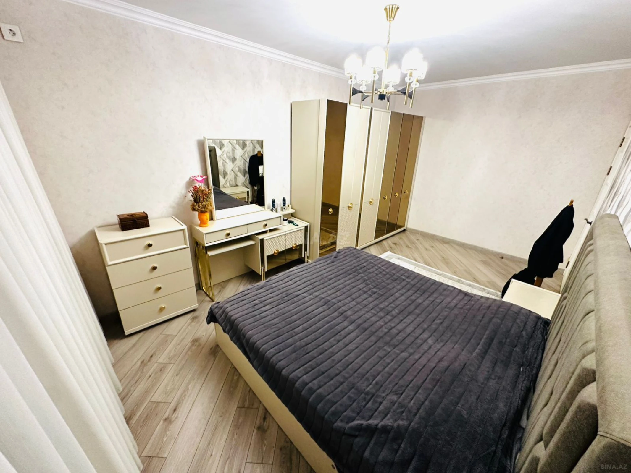 Satılır 4 otaqlı mənzil 110 m²