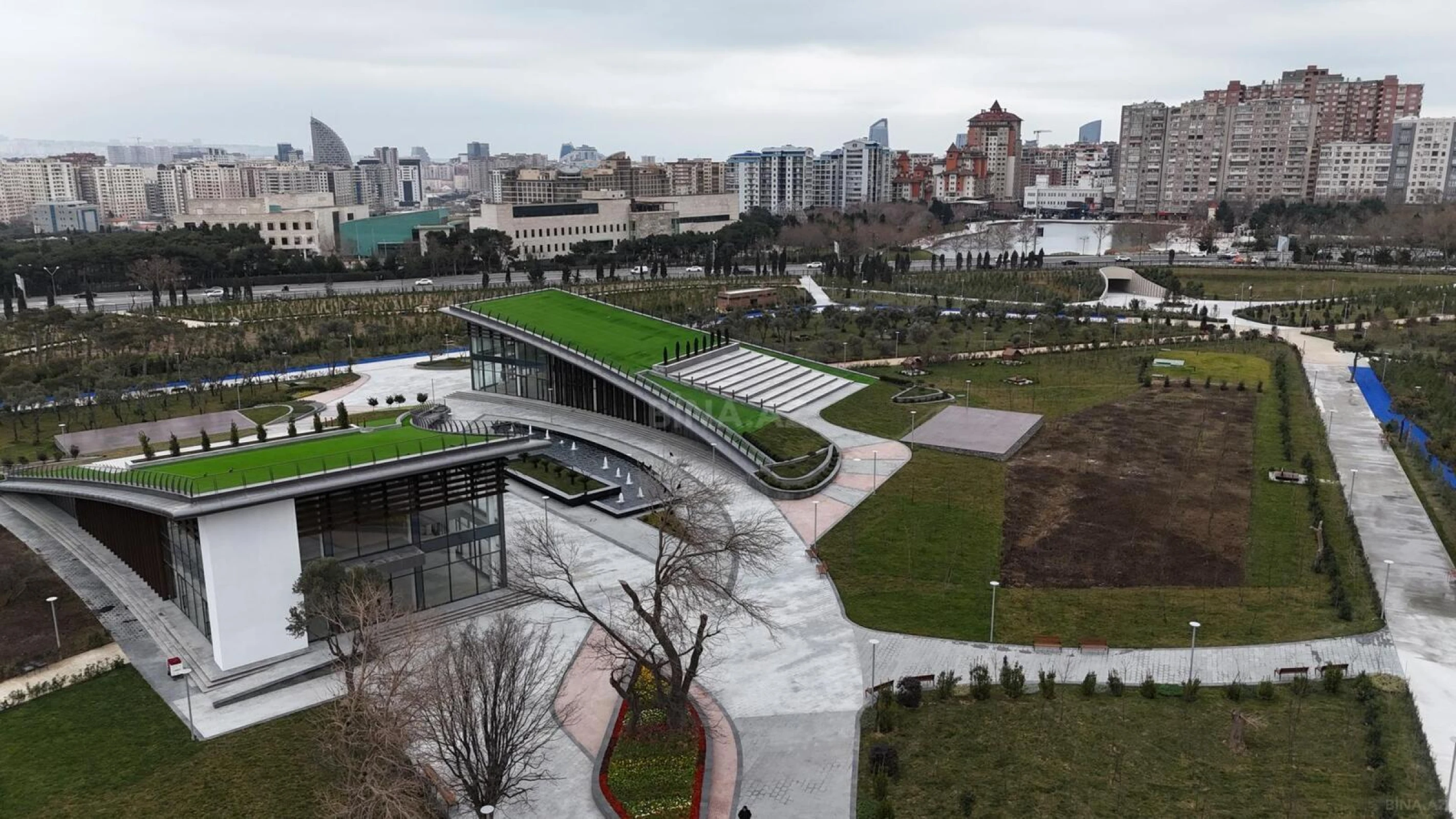 Satılır 3 otaqlı mənzil 121 m²