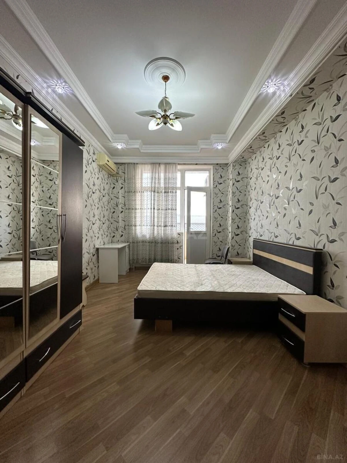 Satılır 3 otaqlı mənzil 121 m²