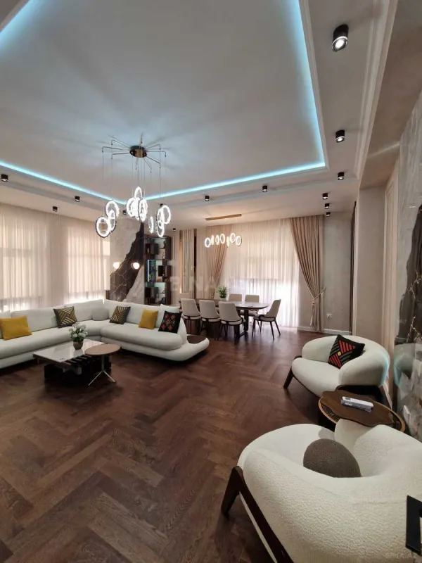 Satılır 4 otaqlı mənzil 191 m²