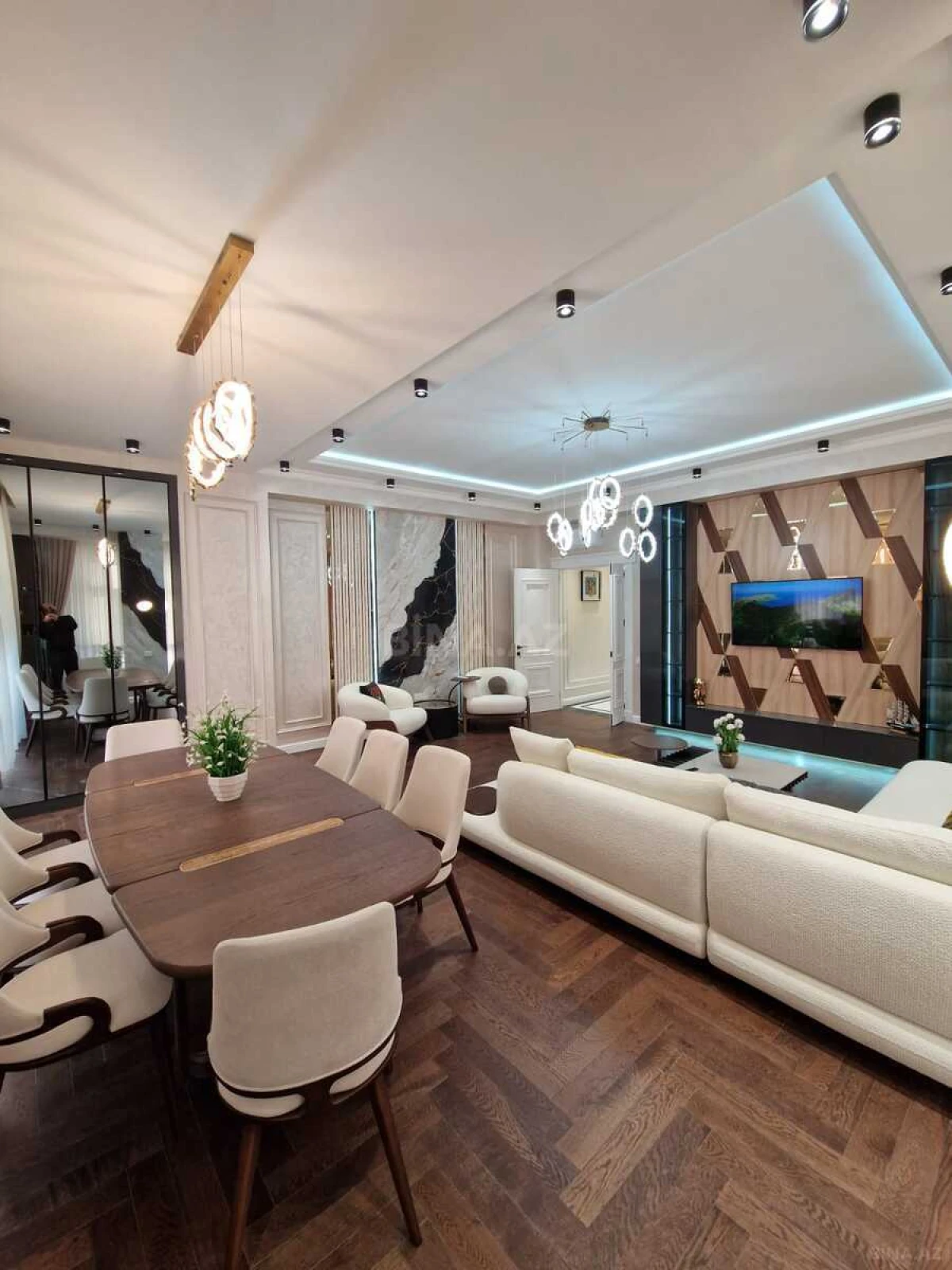 Satılır 4 otaqlı mənzil 191 m²