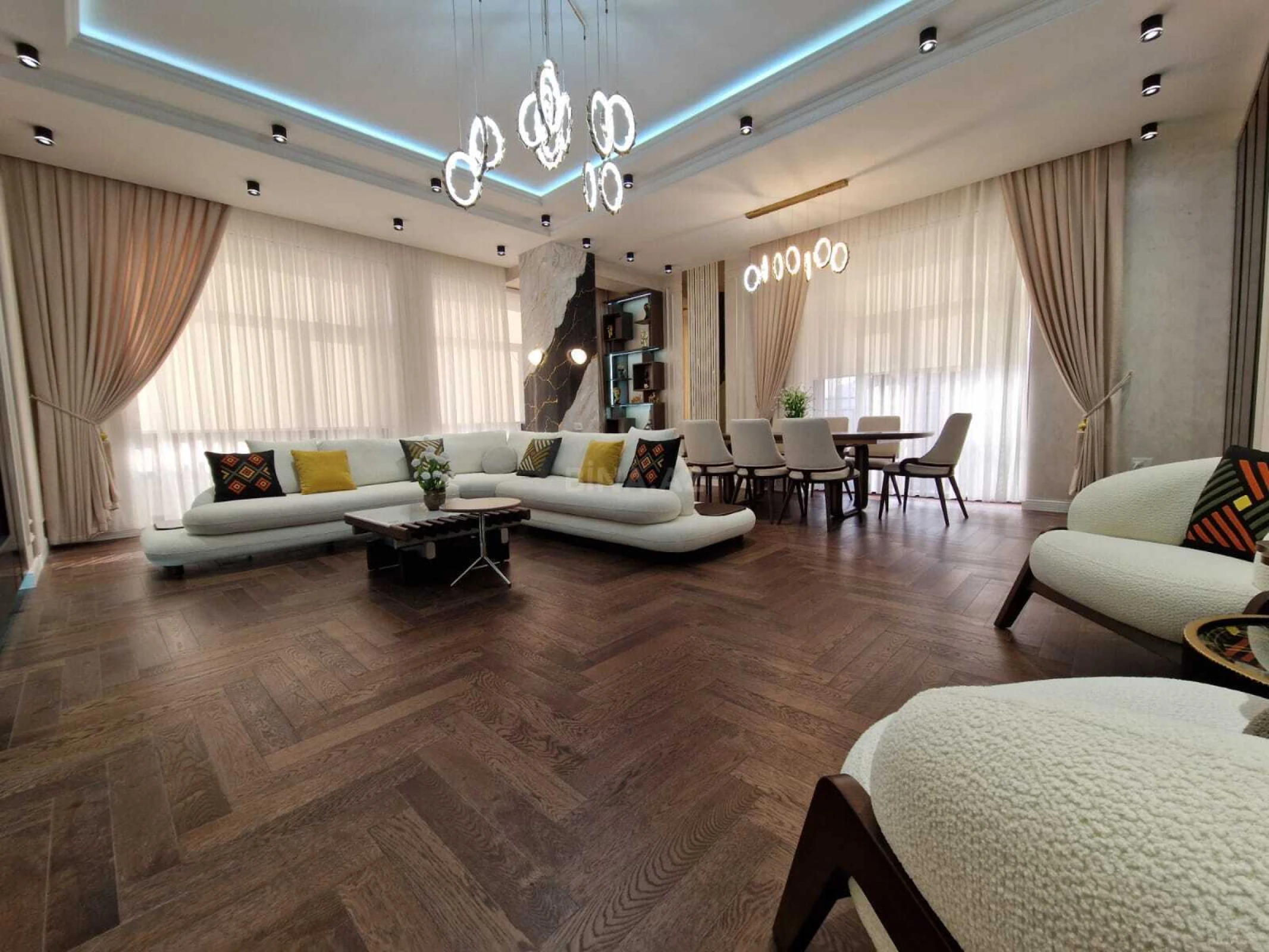 Satılır 4 otaqlı mənzil 191 m²