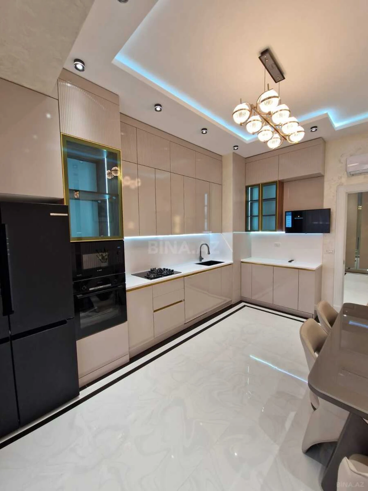 Satılır 4 otaqlı mənzil 191 m²