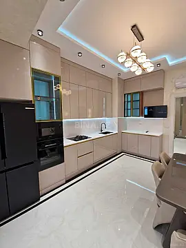 Satılır 4 otaqlı mənzil 191 m²