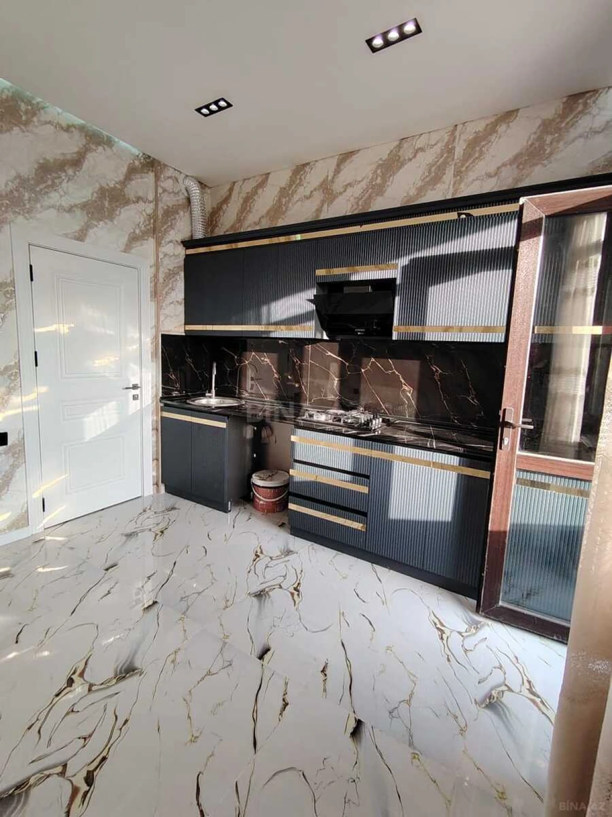 Satılır 2 otaqlı mənzil 82 m²