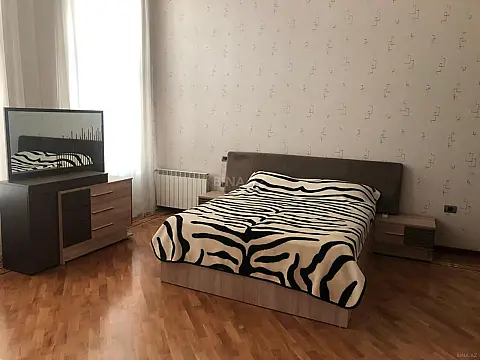 Kirayə verilir 9 otaqlı həyət evi 850 m²