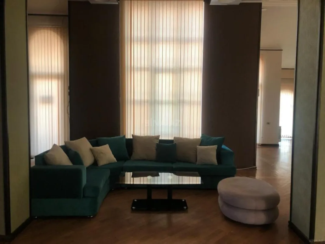 Kirayə verilir 9 otaqlı həyət evi 850 m²