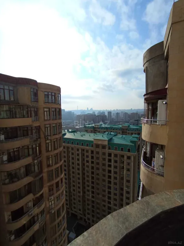 Satılır 4 otaqlı mənzil 157.6 m²