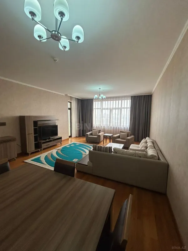 Kirayə verilir 4 otaqlı mənzil 210 m²