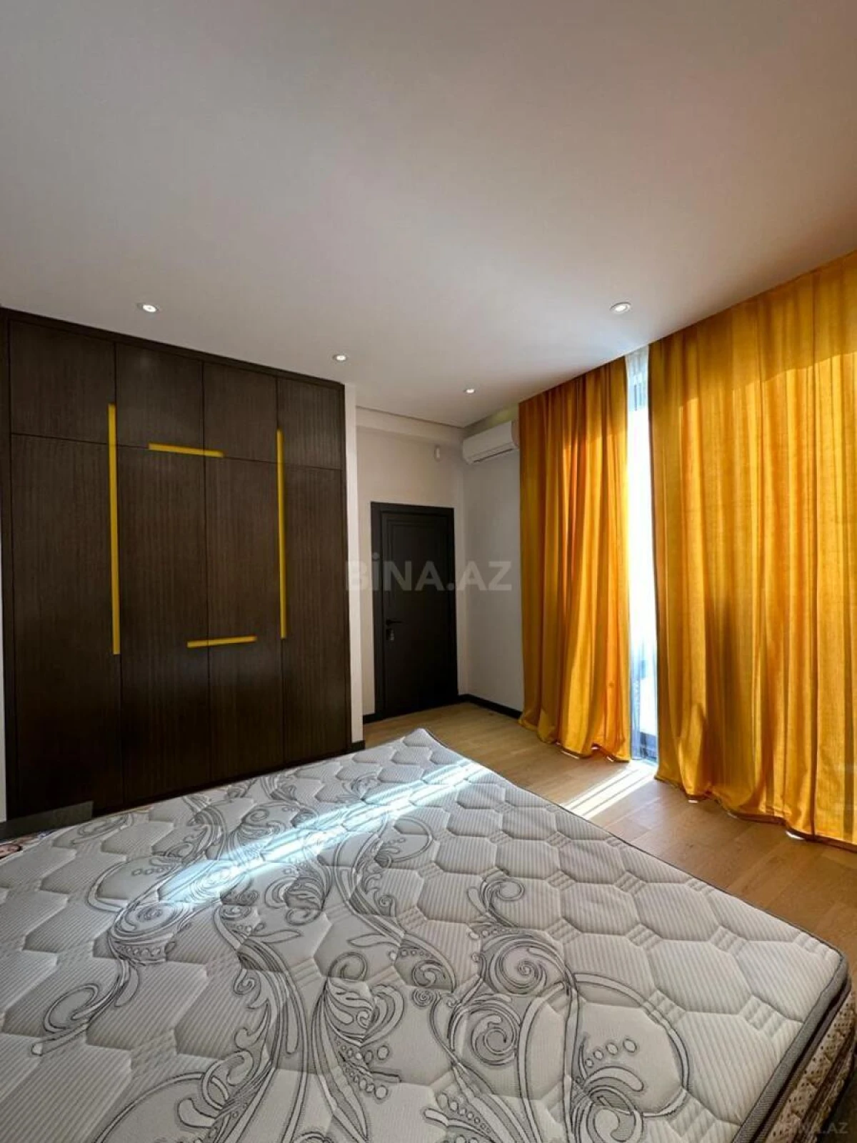Satılır 6 otaqlı həyət evi 300 m²