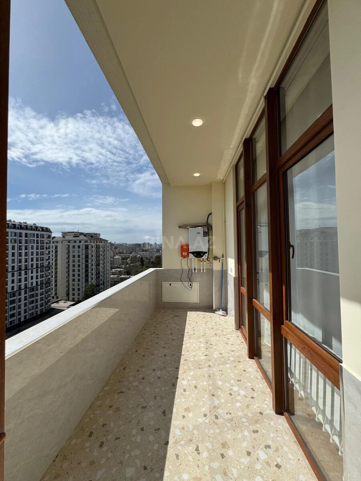 Satılır 4 otaqlı mənzil 160 m²