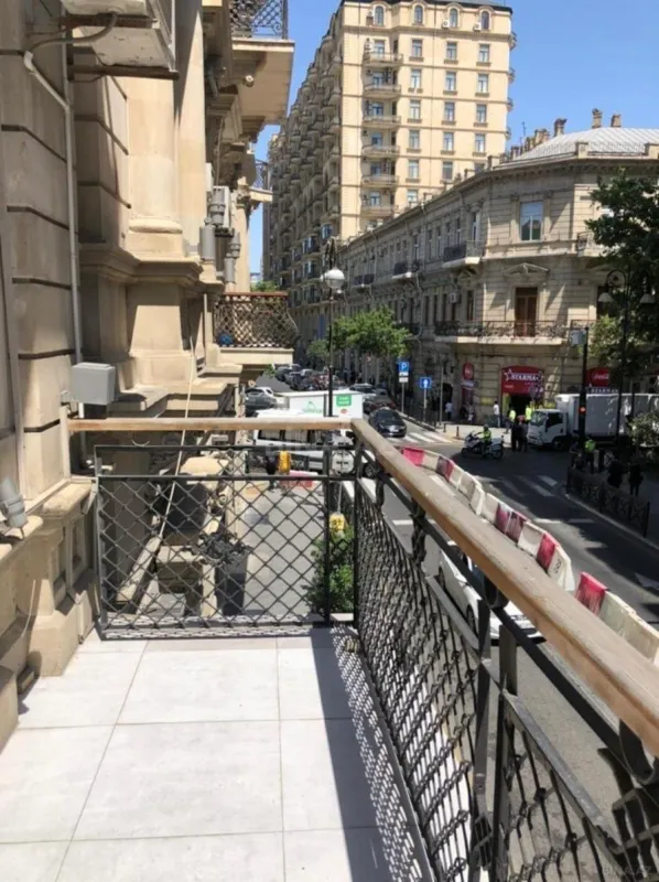 Satılır 6 otaqlı ofis 205 m²