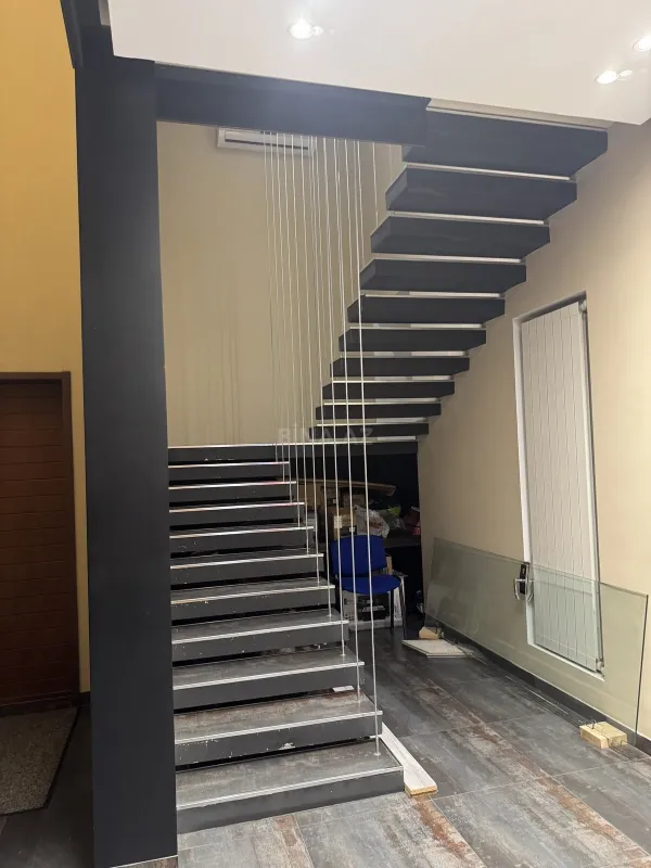 Satılır 6 otaqlı ofis 205 m²