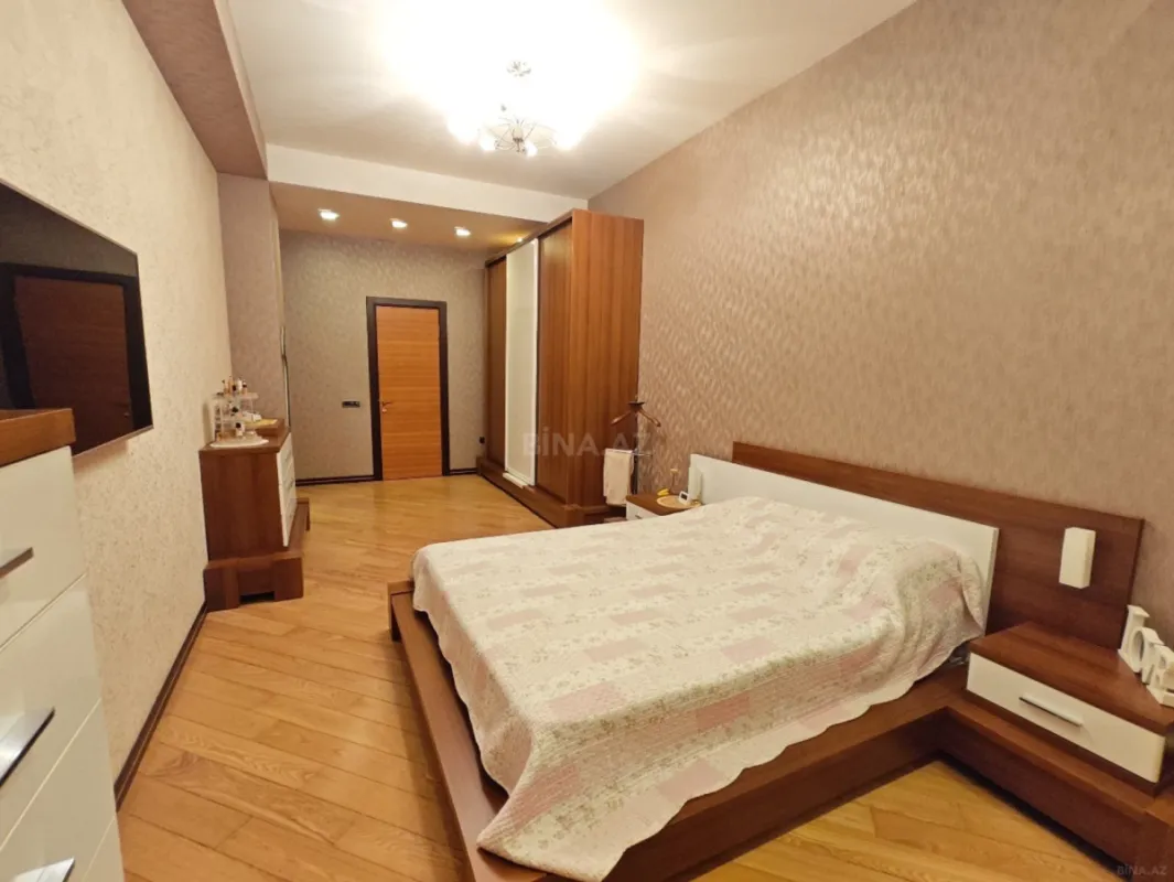 Satılır 4 otaqlı mənzil 195 m²