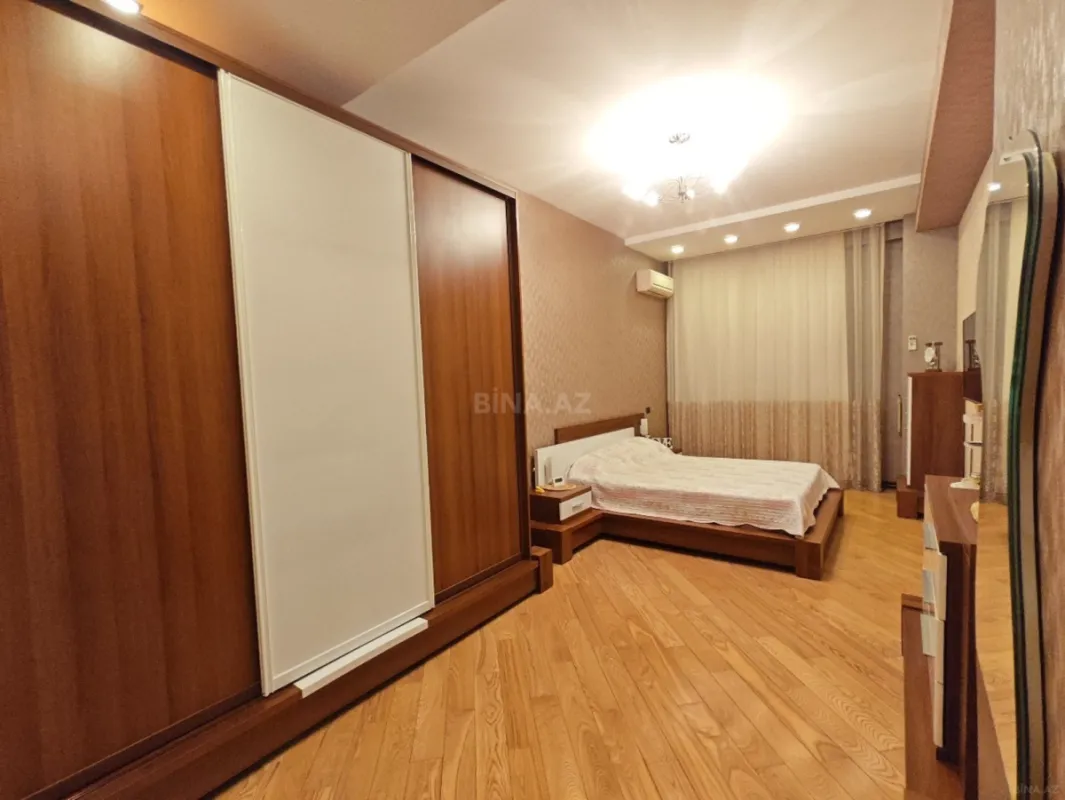 Satılır 4 otaqlı mənzil 195 m²
