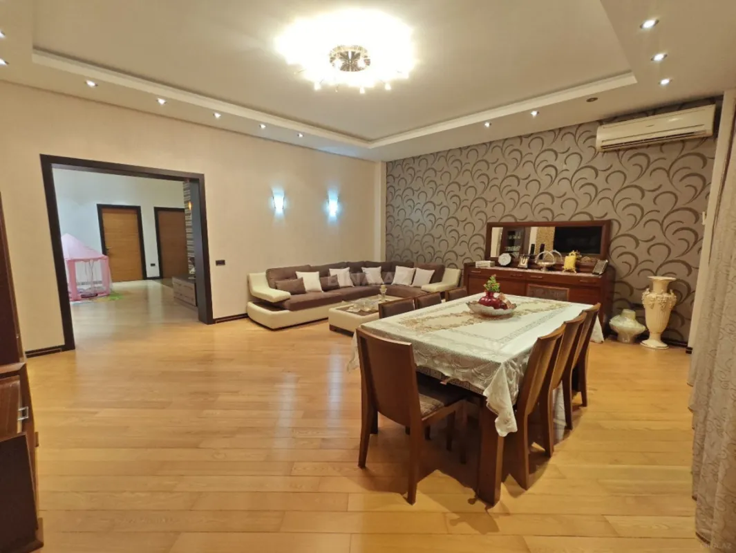 Satılır 4 otaqlı mənzil 195 m²