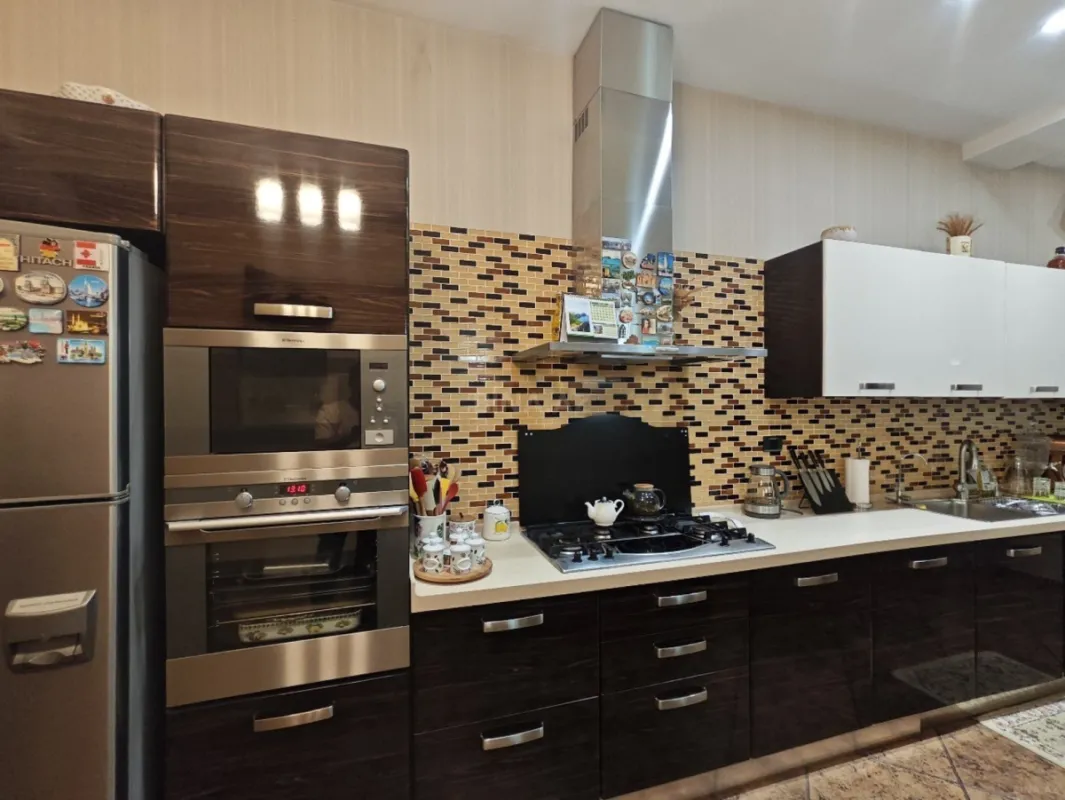 Satılır 4 otaqlı mənzil 195 m²