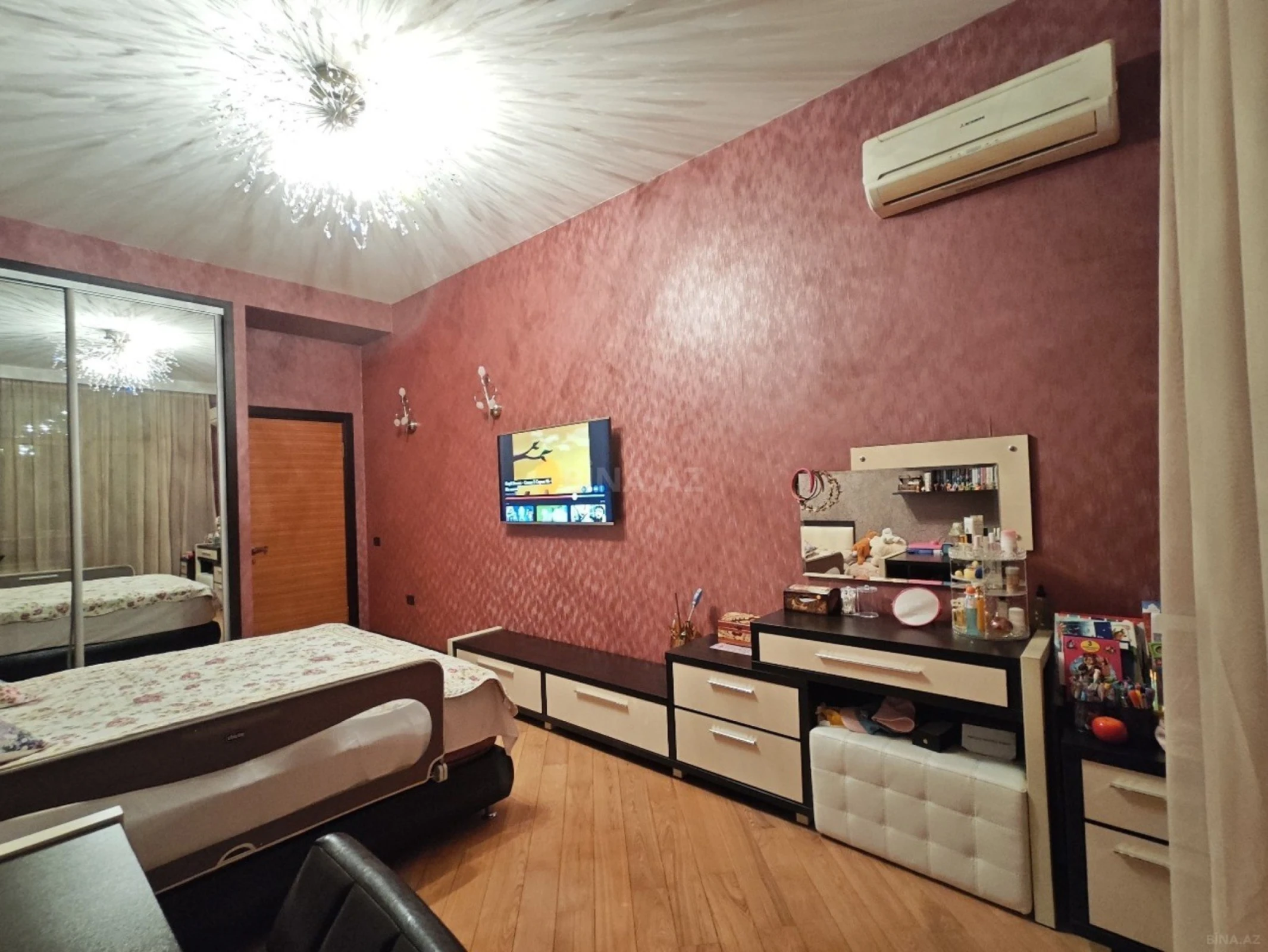 Satılır 4 otaqlı mənzil 195 m²