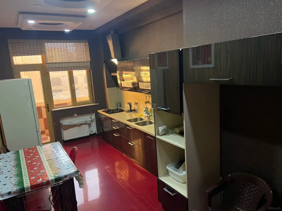 Kirayə verilir 4 otaqlı mənzil 205 m²