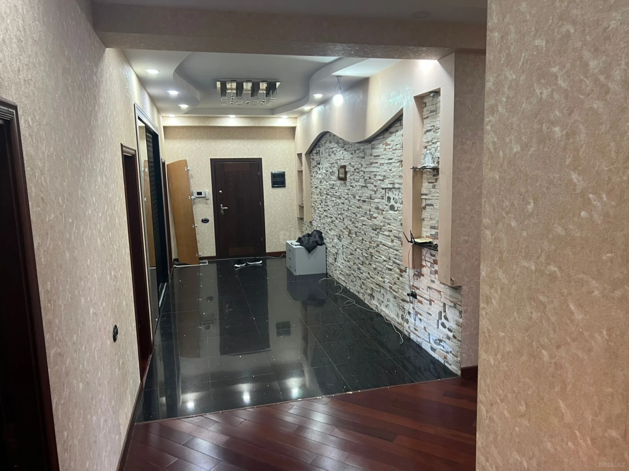 Kirayə verilir 4 otaqlı mənzil 205 m²