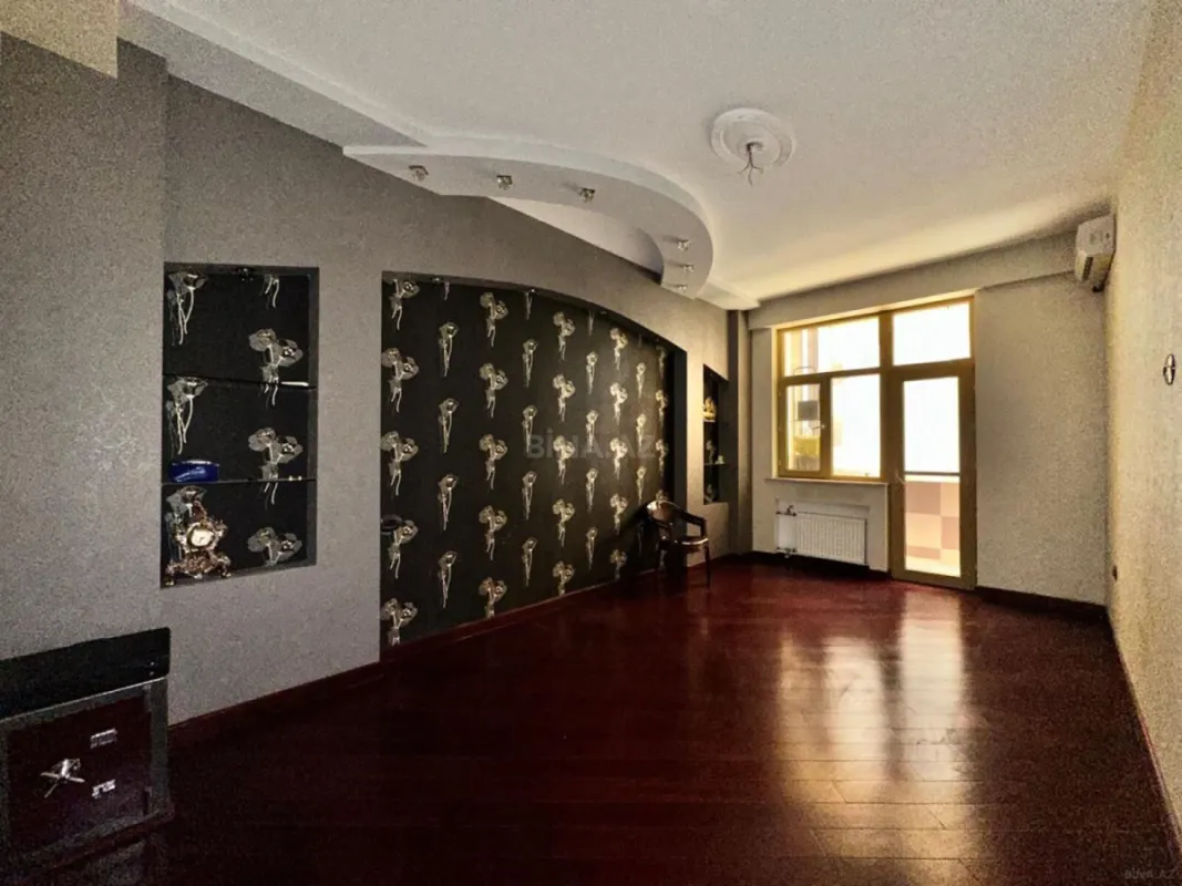 Satılır 4 otaqlı mənzil 205 m²