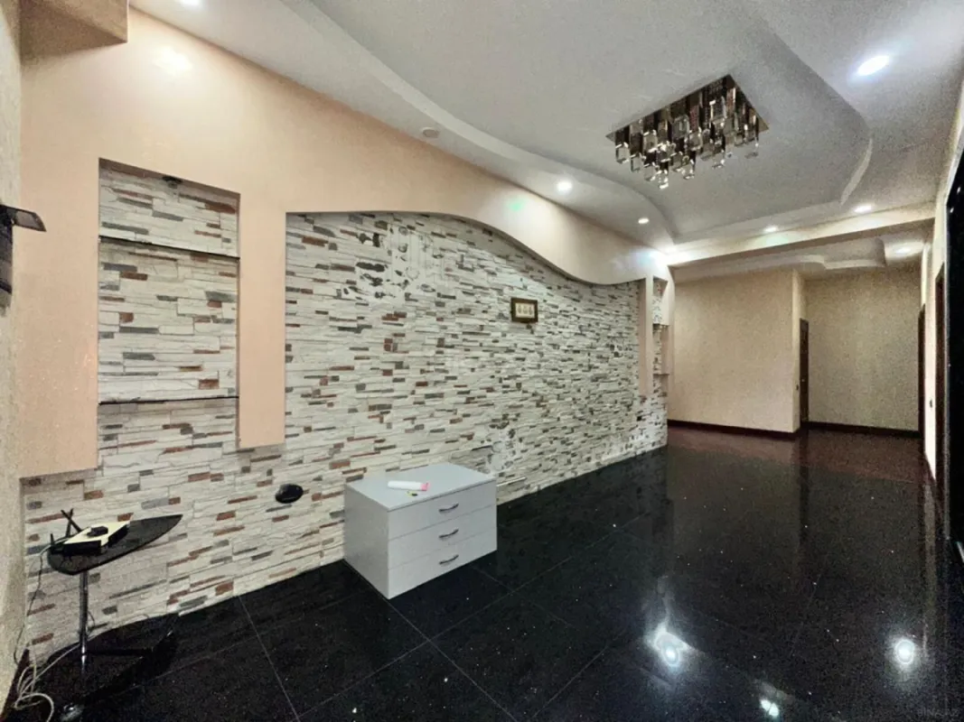 Satılır 4 otaqlı mənzil 205 m²