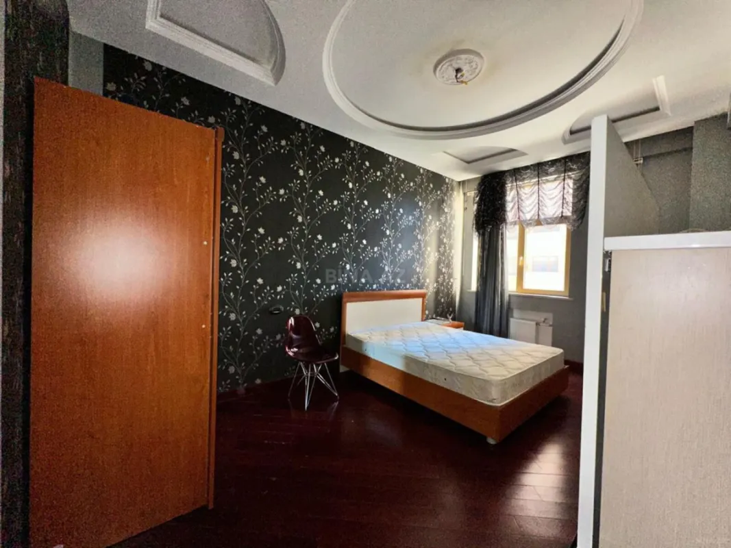 Satılır 4 otaqlı mənzil 205 m²