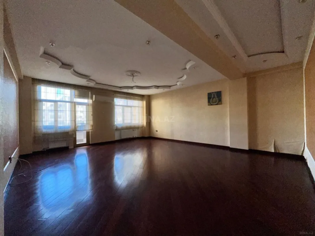 Satılır 4 otaqlı mənzil 205 m²