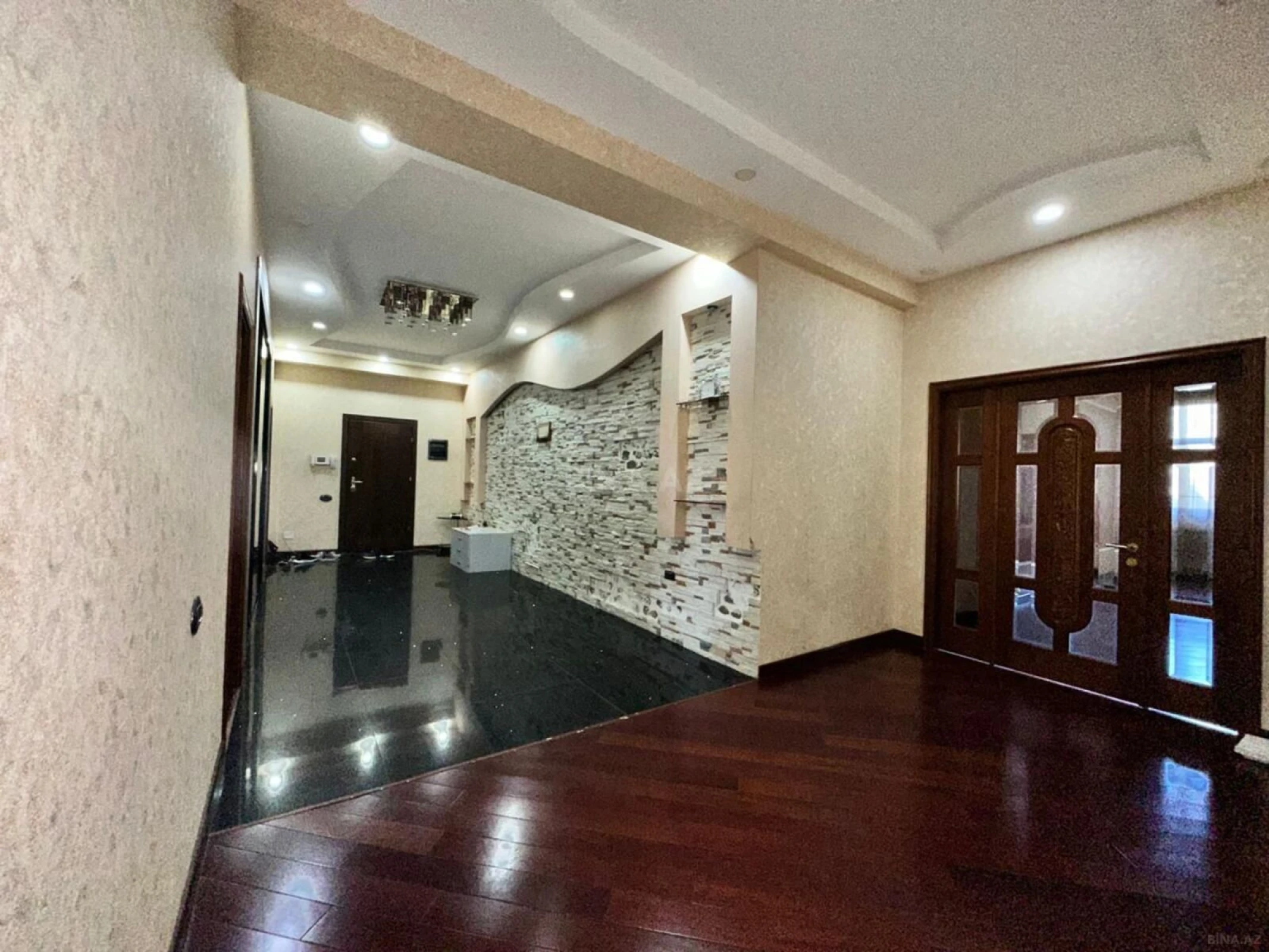Satılır 4 otaqlı mənzil 205 m²
