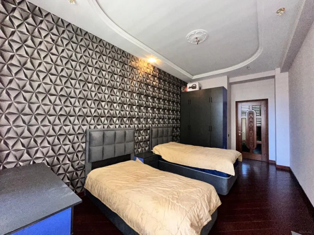 Satılır 4 otaqlı mənzil 205 m²