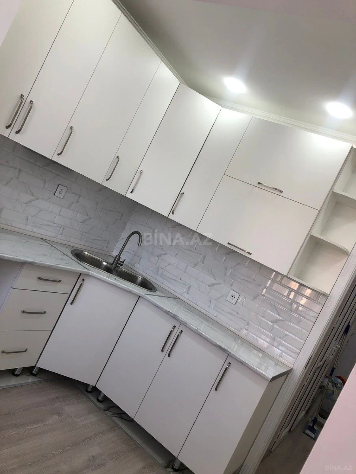 Kirayə verilir 2 otaqlı mənzil 65 m²