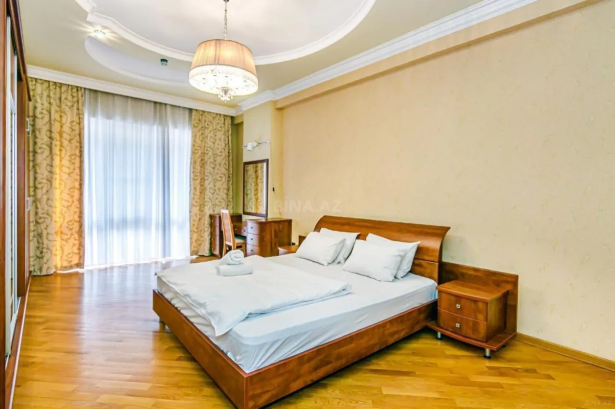 Satılır 4 otaqlı mənzil 188 m²