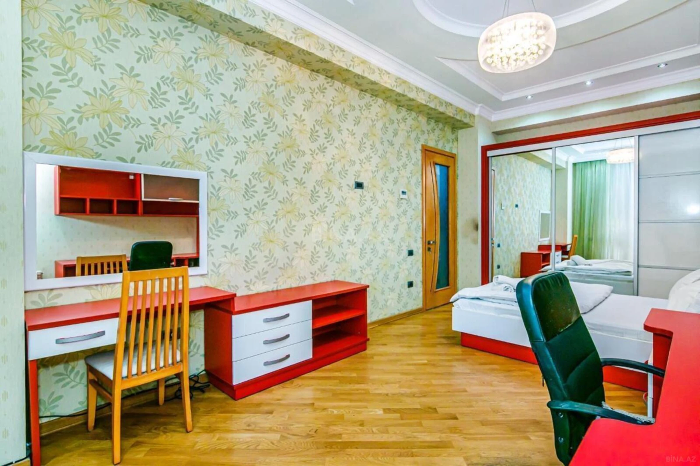 Satılır 4 otaqlı mənzil 188 m²